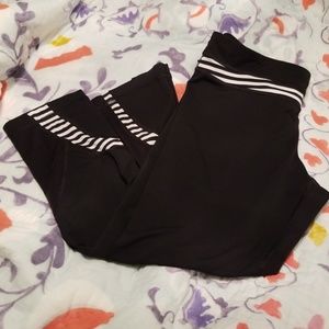 EUC LULULEMON CROPPED LEGGINGS SIZE 8